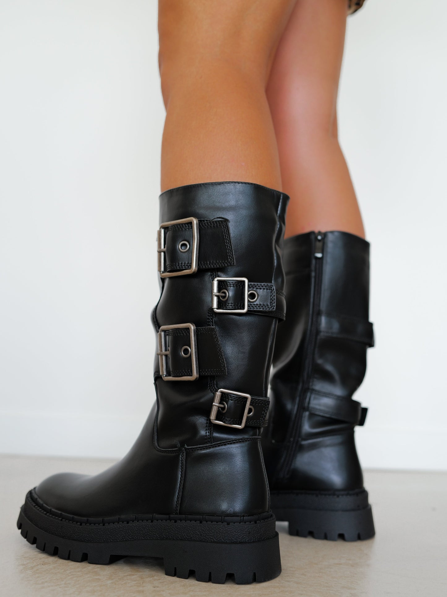 Bota biker hebillas negra